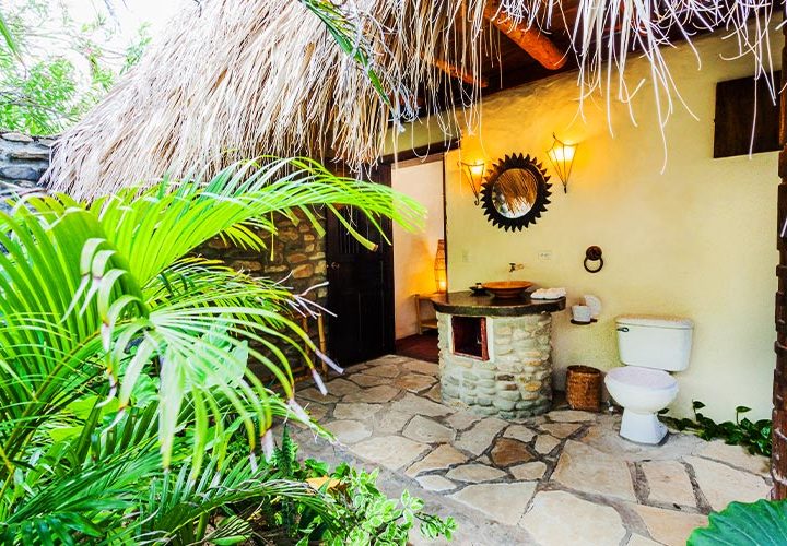 banos-al-aire-libre-hotel-punta-teonoste